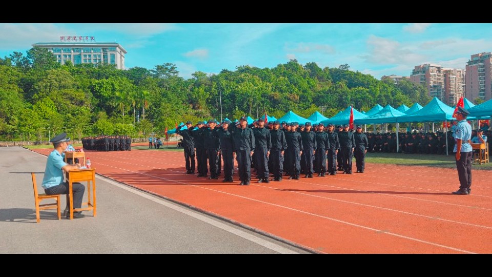 学校武装部组织2025级新生开展单个军人队列动作考核活动
