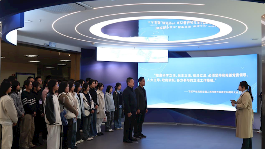 触摸宪法脉搏 走进民主前沿--法学院师生赴良庆区人大开展宪法日实践研学