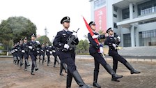 学校举行2022年中国人民警察节警旗升旗仪式