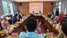 学校举行高龄老人集体生日祝寿会