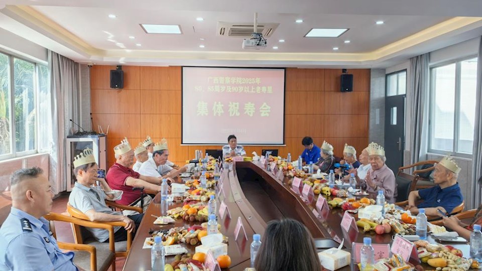 学校举行高龄离退休教职工集体祝寿会